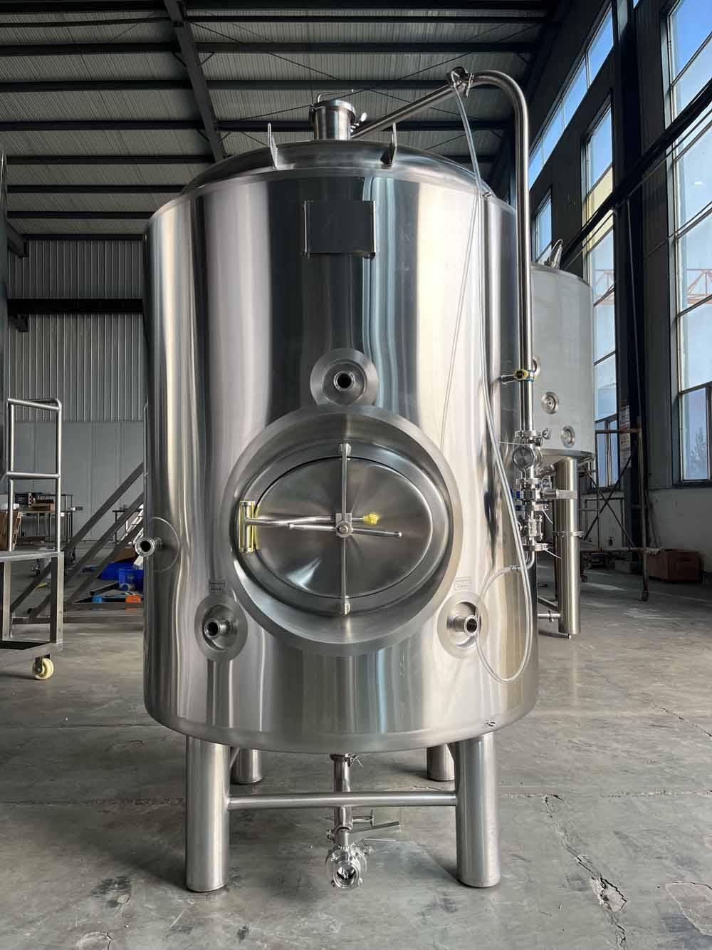 <b>Double jacketed brite tank in microbrewery</b>